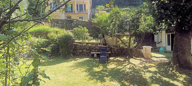 Terratetto libero su tre lati di ampia superficie con giardino privato in vendita a Bagni di Lucca