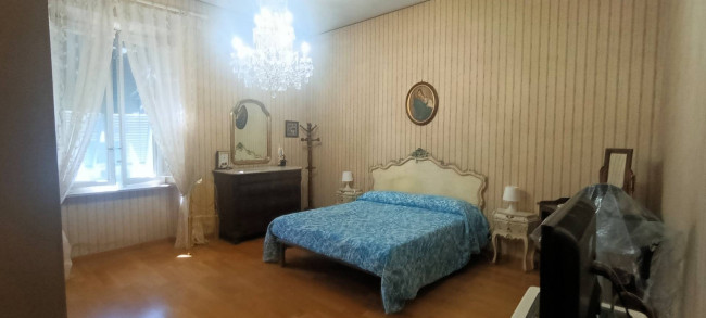 Terratetto libero su tre lati di ampia superficie con giardino privato in vendita a Bagni di Lucca