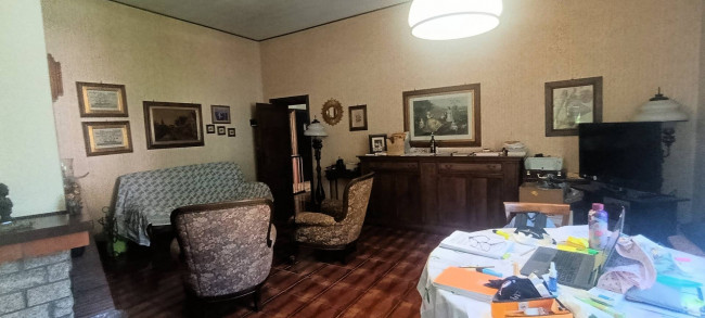 Terratetto libero su tre lati di ampia superficie con giardino privato in vendita a Bagni di Lucca