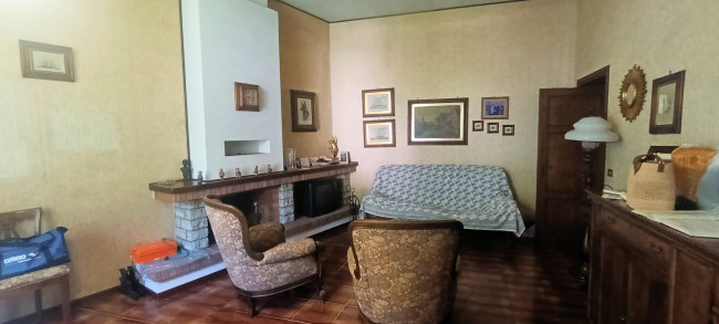 Terratetto libero su tre lati di ampia superficie con giardino privato in vendita a Bagni di Lucca