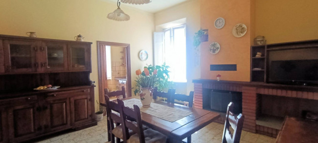 Terratetto libero su tre lati di ampia superficie con giardino privato in vendita a Bagni di Lucca