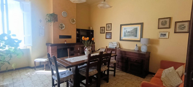 Terratetto libero su tre lati di ampia superficie con giardino privato in vendita a Bagni di Lucca