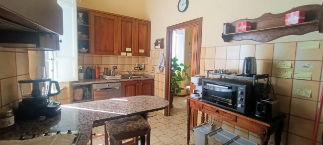 Terratetto libero su tre lati di ampia superficie con giardino privato in vendita a Bagni di Lucca