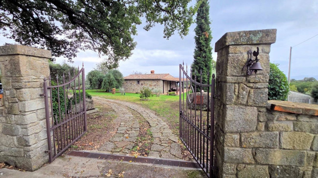 Splendido villino in pietra ristrutturato con ampio terreno e vista suggestiva fino all'isola del Giglio in vendita a Roccastrada