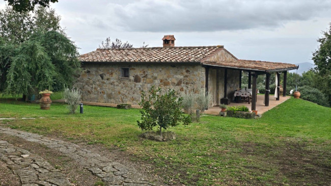 Splendido villino in pietra ristrutturato con ampio terreno e vista suggestiva fino all'isola del Giglio in vendita a Roccastrada