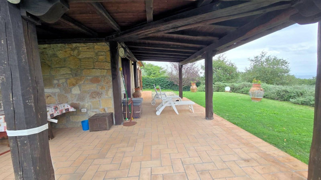 Splendido villino in pietra ristrutturato con ampio terreno e vista suggestiva fino all'isola del Giglio in vendita a Roccastrada