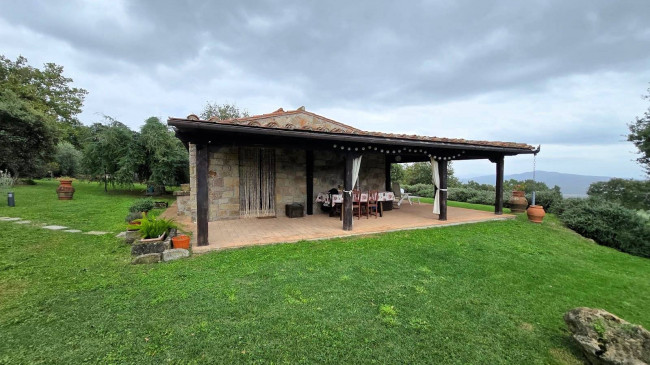 Splendido villino in pietra ristrutturato con ampio terreno e vista suggestiva fino all'isola del Giglio in vendita a Roccastrada