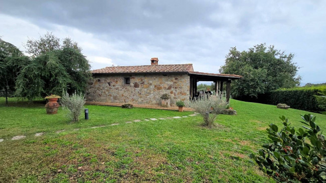 Splendido villino in pietra ristrutturato con ampio terreno e vista suggestiva fino all'isola del Giglio in vendita a Roccastrada