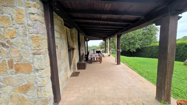 Splendido villino in pietra ristrutturato con ampio terreno e vista suggestiva fino all'isola del Giglio in vendita a Roccastrada