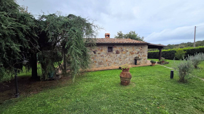 Splendido villino in pietra ristrutturato con ampio terreno e vista suggestiva fino all'isola del Giglio in vendita a Roccastrada