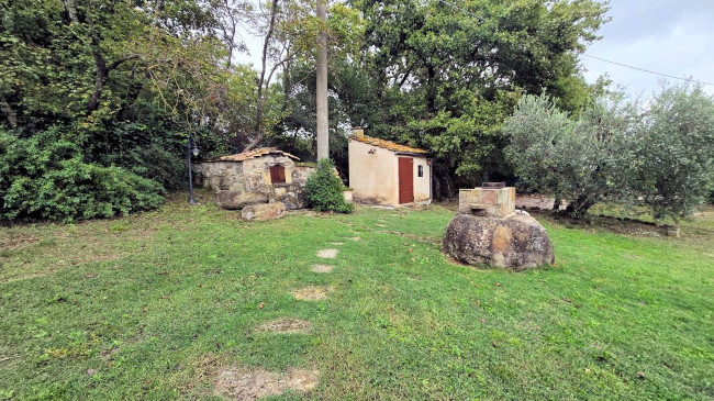 Splendido villino in pietra ristrutturato con ampio terreno e vista suggestiva fino all'isola del Giglio in vendita a Roccastrada