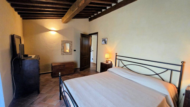 Splendido villino in pietra ristrutturato con ampio terreno e vista suggestiva fino all'isola del Giglio in vendita a Roccastrada