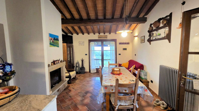 Splendido villino in pietra ristrutturato con ampio terreno e vista suggestiva fino all'isola del Giglio in vendita a Roccastrada