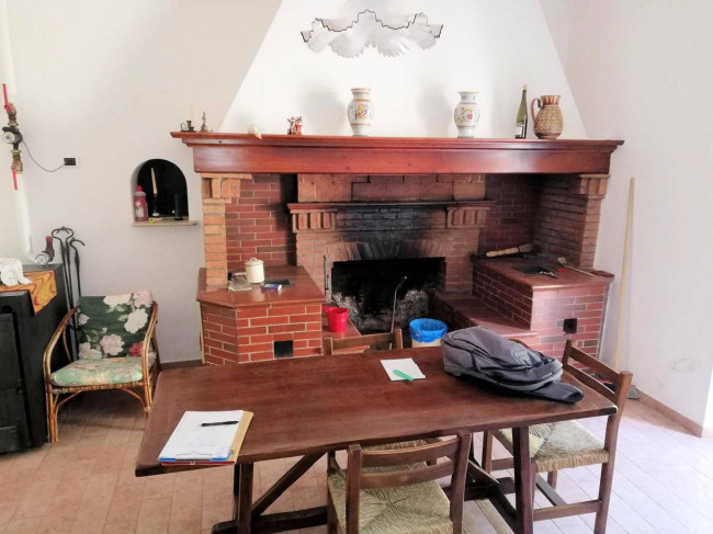 Complesso immbiliare di ampia superficie con villa d'epoca dependance e ampio parco in posizione collinare in vendita a Montecatini Val di Cecina