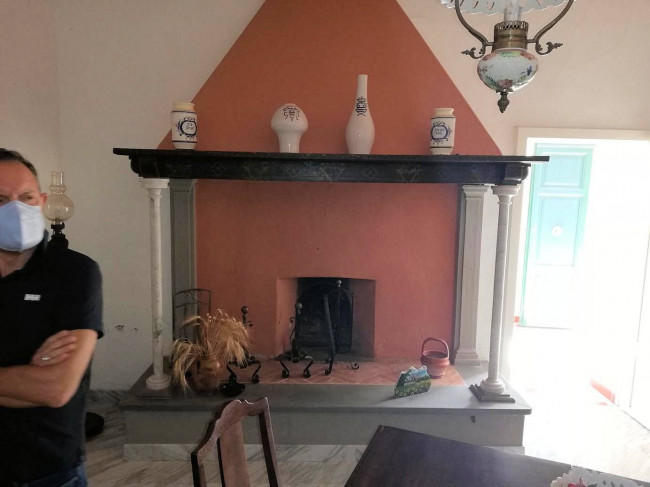 Complesso immbiliare di ampia superficie con villa d'epoca dependance e ampio parco in posizione collinare in vendita a Montecatini Val di Cecina