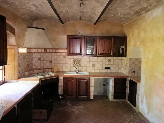 Complesso immbiliare di ampia superficie con villa d'epoca dependance e ampio parco in posizione collinare in vendita a Montecatini Val di Cecina
