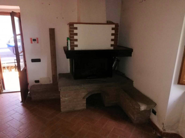 Complesso immbiliare di ampia superficie con villa d'epoca dependance e ampio parco in posizione collinare in vendita a Montecatini Val di Cecina