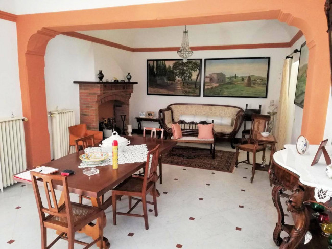 Complesso immbiliare di ampia superficie con villa d'epoca dependance e ampio parco in posizione collinare in vendita a Montecatini Val di Cecina