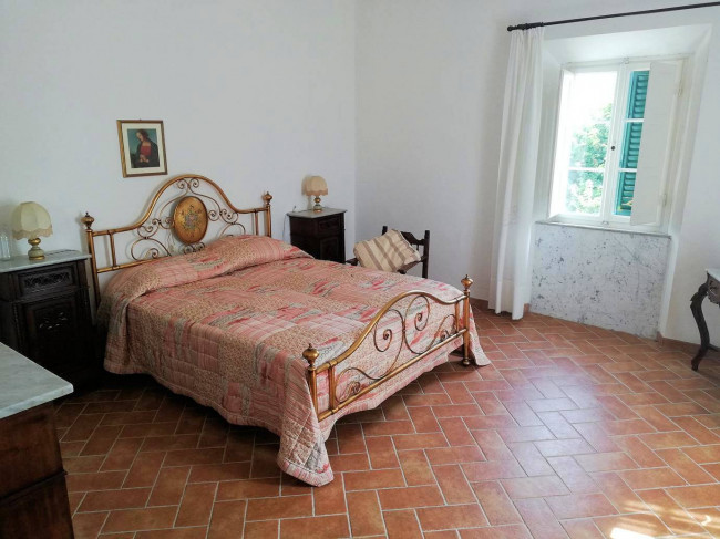 Complesso immbiliare di ampia superficie con villa d'epoca dependance e ampio parco in posizione collinare in vendita a Montecatini Val di Cecina