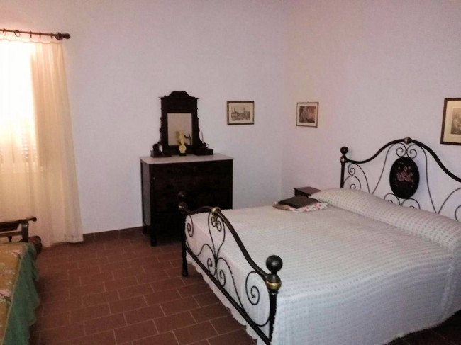 Complesso immbiliare di ampia superficie con villa d'epoca dependance e ampio parco in posizione collinare in vendita a Montecatini Val di Cecina