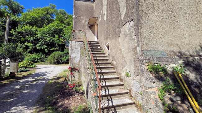 Podere da ristrutturare in posizione collinare in vendita a Roccastrada