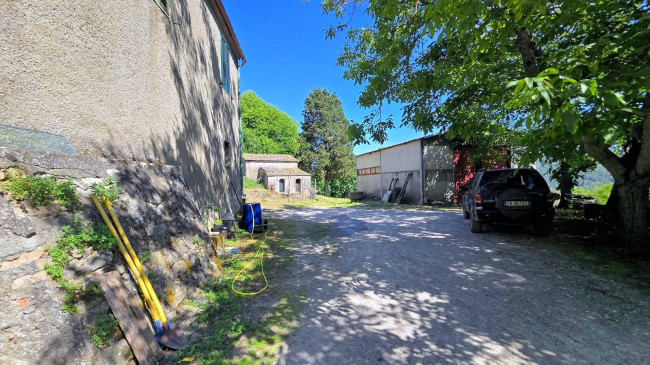 Podere da ristrutturare in posizione collinare in vendita a Roccastrada