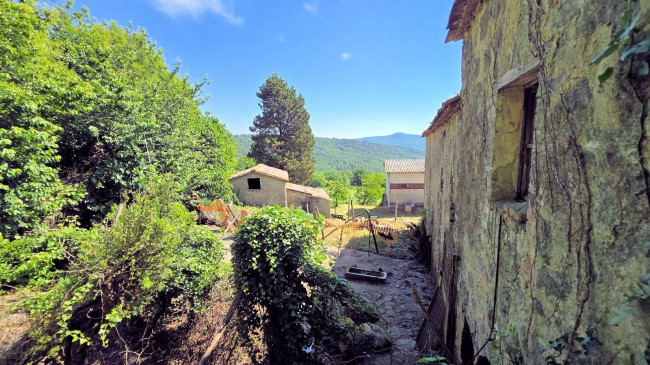 Podere da ristrutturare in posizione collinare in vendita a Roccastrada