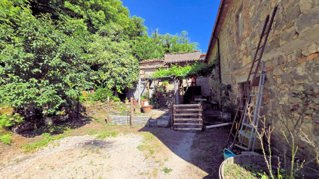 Podere da ristrutturare in posizione collinare in vendita a Roccastrada