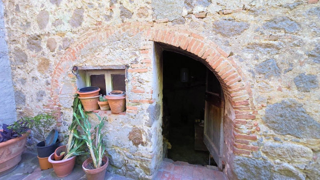 Podere da ristrutturare in posizione collinare in vendita a Roccastrada