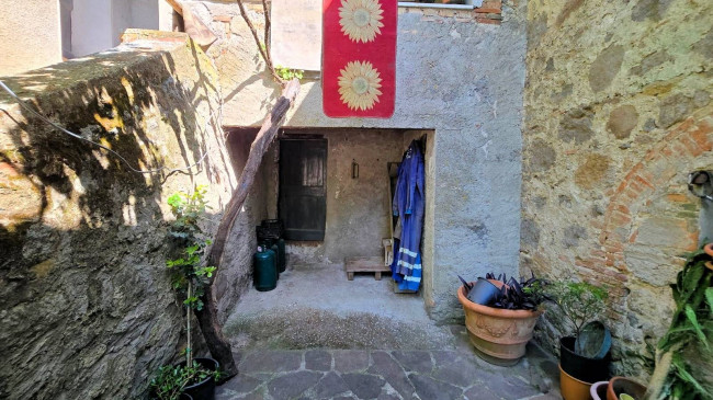 Podere da ristrutturare in posizione collinare in vendita a Roccastrada