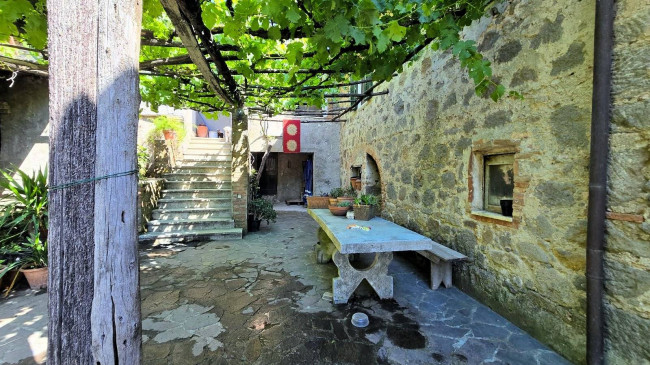 Podere da ristrutturare in posizione collinare in vendita a Roccastrada
