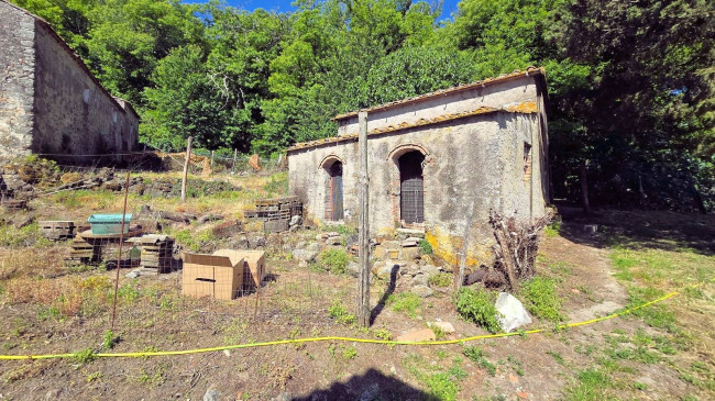 Podere da ristrutturare in posizione collinare in vendita a Roccastrada
