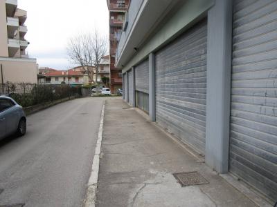 Locale commerciale in affitto a Pescara