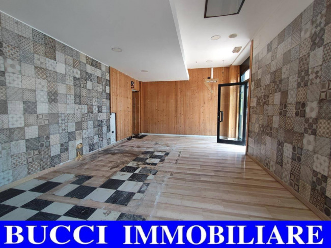 Locale commerciale in vendita a Pescara