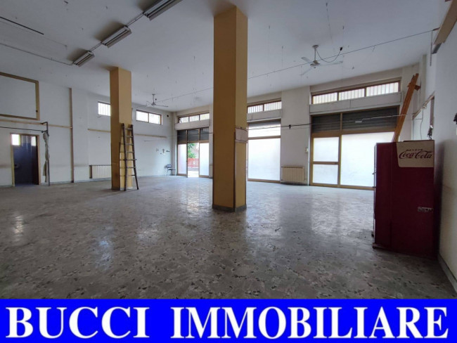 Locale commerciale in vendita a Pescara
