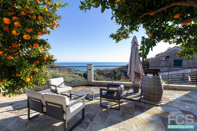 Villa in Vendita a Finale Ligure