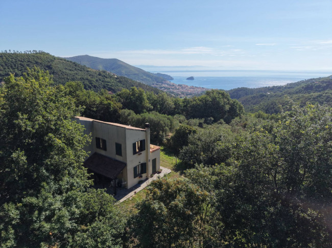 Villa in Vendita a Noli