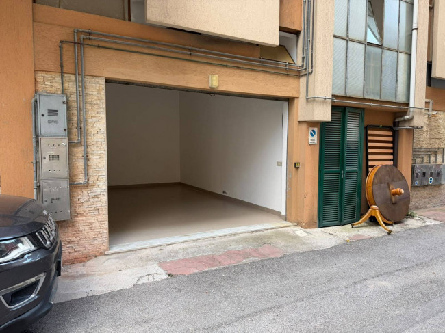 Box o garage in Vendita a Finale Ligure