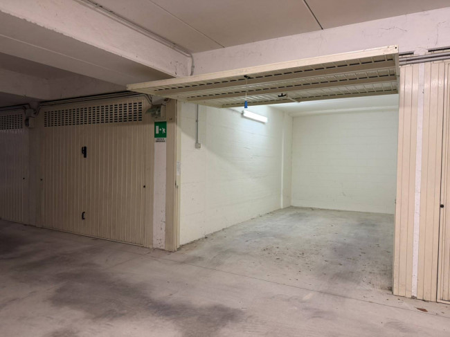 Box o garage in Vendita a Finale Ligure