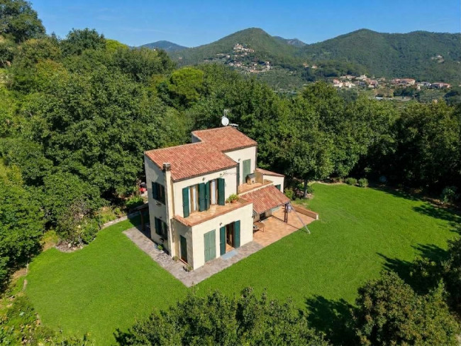 Villa in Vendita a Noli