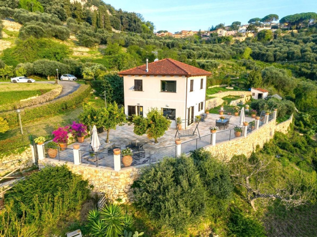Villa in Vendita a Finale Ligure