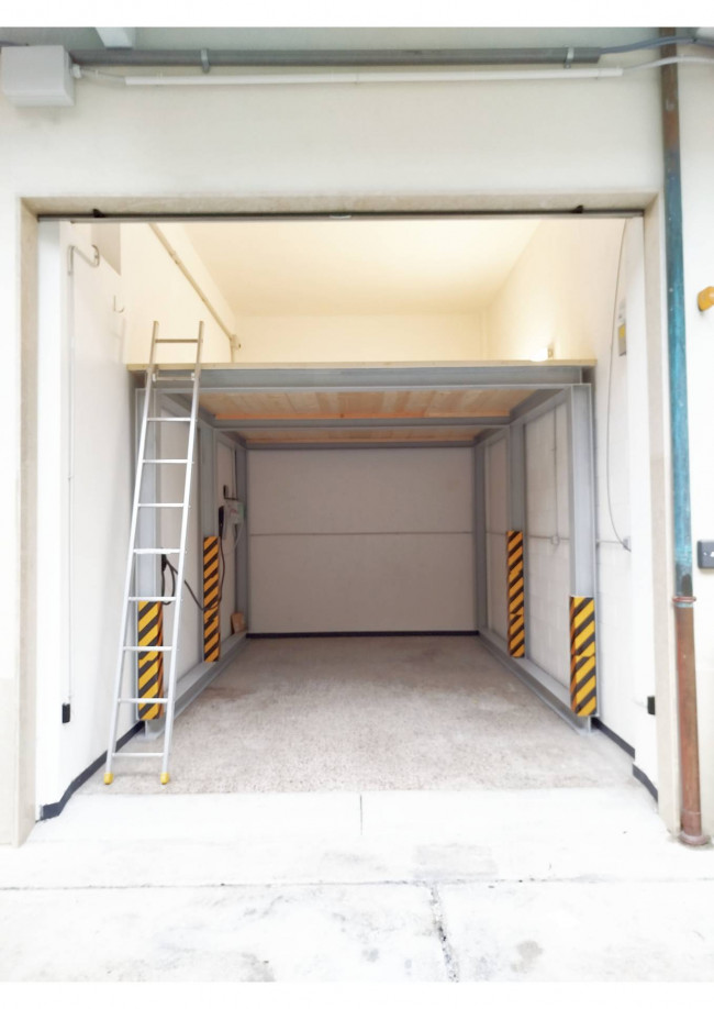 Box - magazzino in vendita a Loano