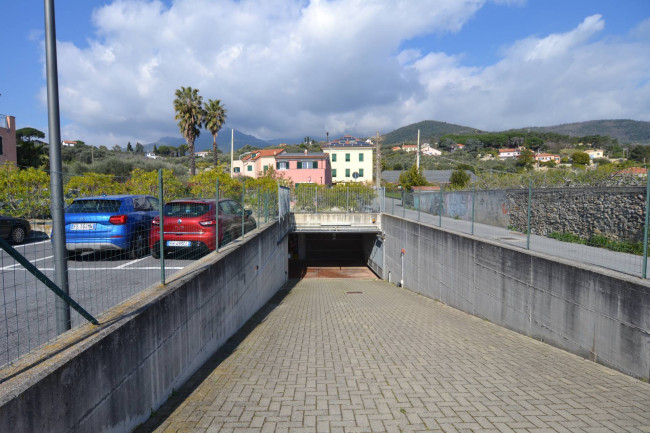 Box - magazzino in vendita a Loano