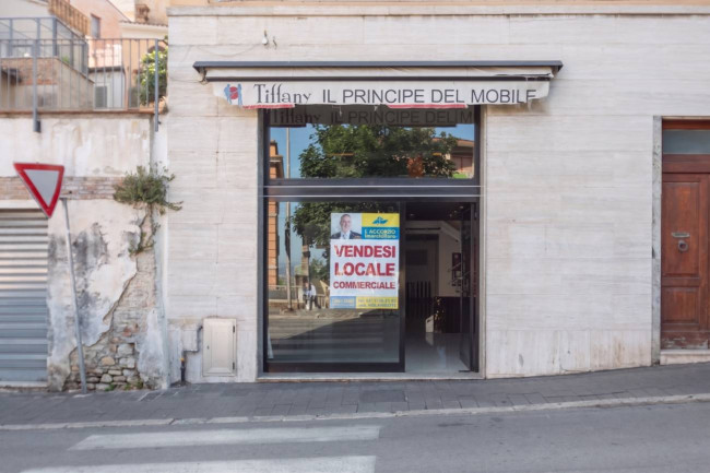 Locale commerciale in vendita a Chieti