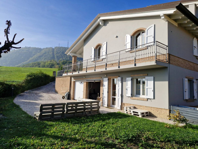 Villa a Serramazzoni