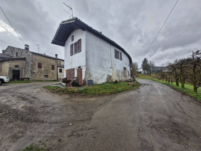 Casa con terreno agricolo a Pavullo nel Frignano