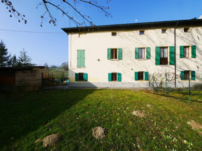 Porzione di casa indipendente a Serramazzoni