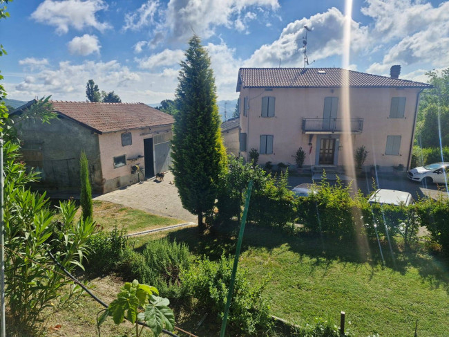 Podere con terreno a Baiso