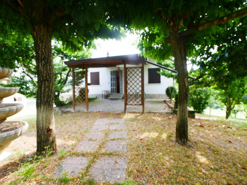 VILLA DI CAMPAGNA CON BASSICOMODI a Serramazzoni